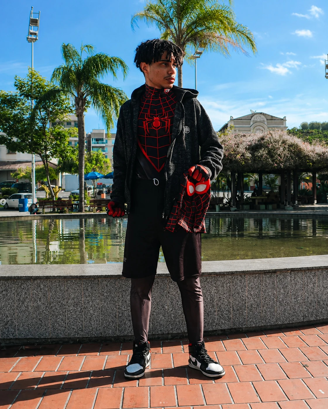 Messias com figurino inspirado no Homem-Aranha